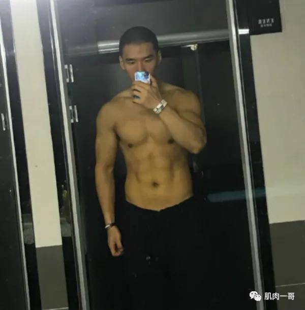 更衣室|190cm重庆肌肉教练更衣室自拍，身体实力藏不住了