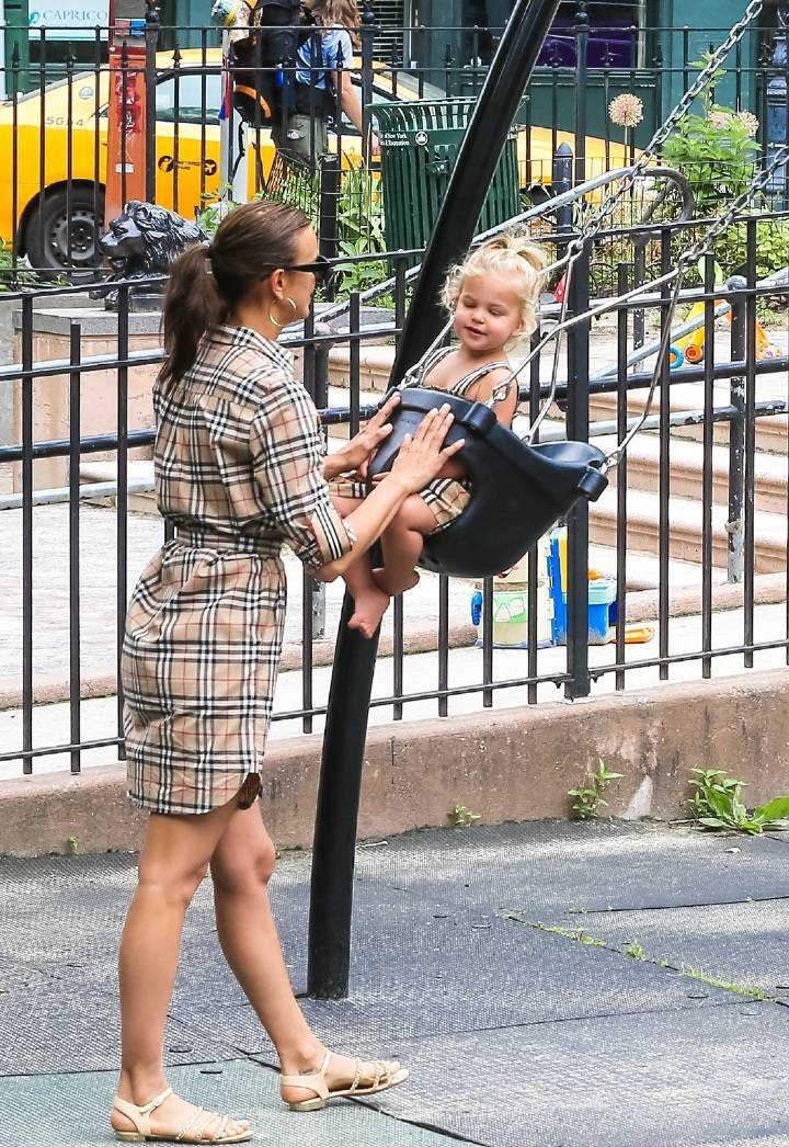 身材|俄罗斯超模伊莉娜出街晒娃,格子衬衫裙母子装,非常接地气