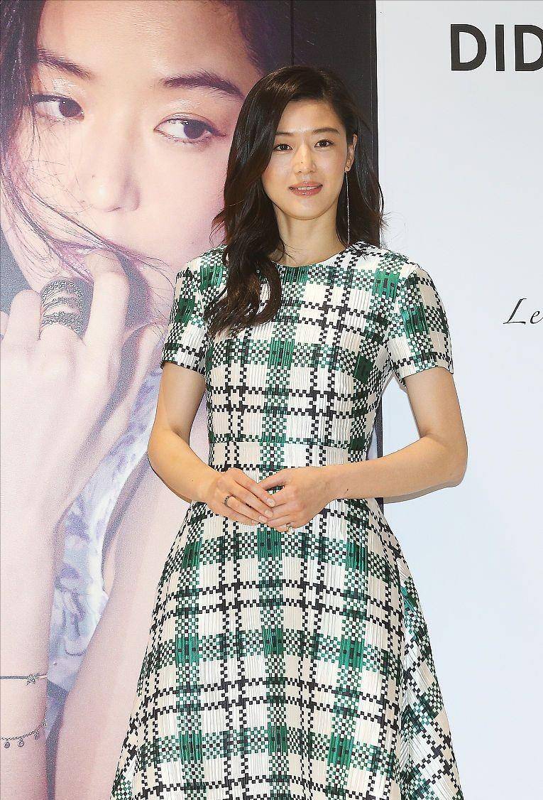 气色|全智贤的寡淡风挺抢眼，淡妆配艳裙不违和，快40活成真正的大女主