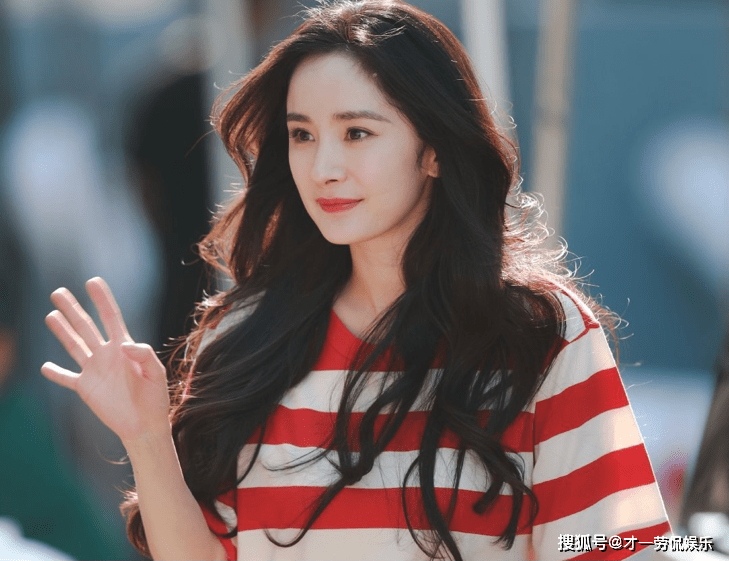 内地|杨幂撞衫韩国女星金智妮，同为性感俏皮路线，谁更胜一筹？