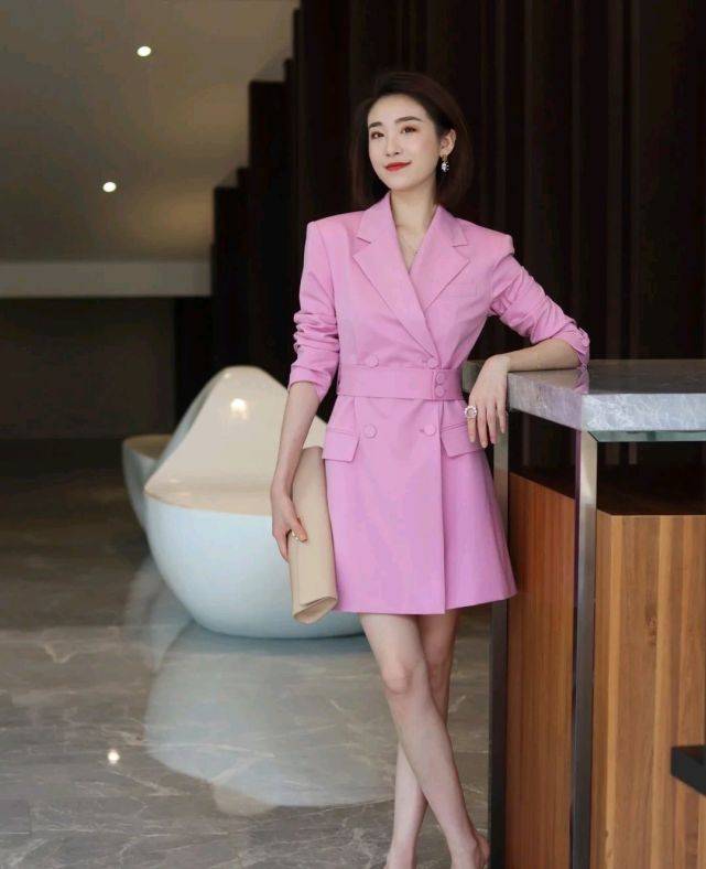 短裙|夏日穿搭要以简约实用为主，合适的穿搭，能把整个人衬得更有魅力