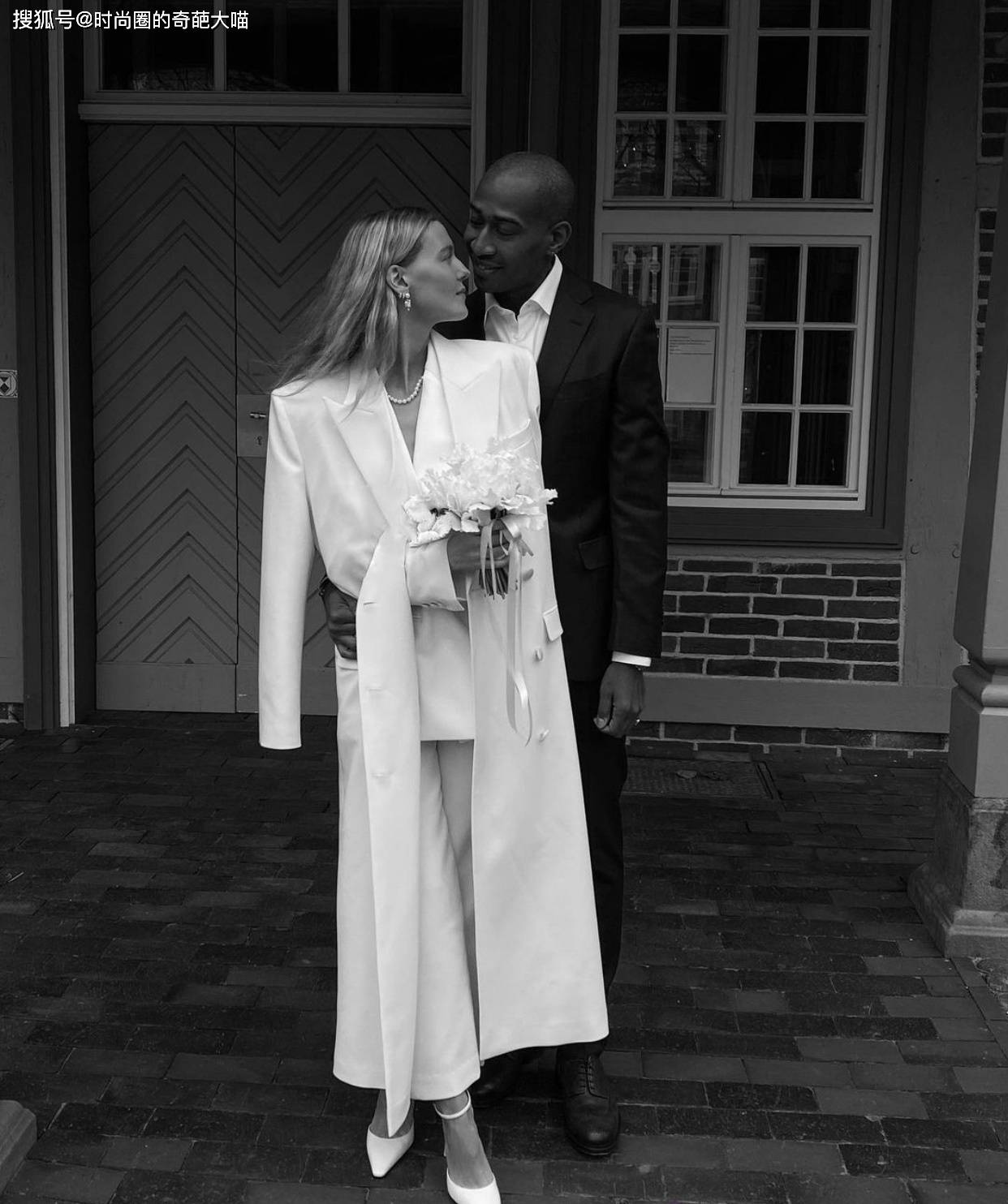 造型|繁琐的婚纱不再流行，吊带裙西装造型深受新娘喜爱，简单优雅