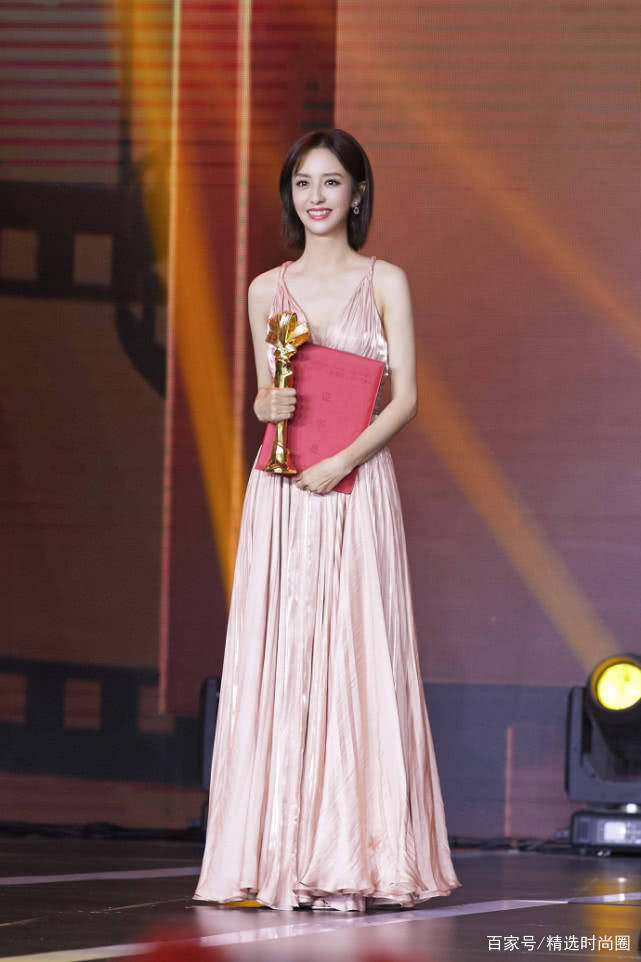 佟丽娅|佟丽娅大胆尝试，烈焰红唇配香槟色开叉裙，美到不敢认！