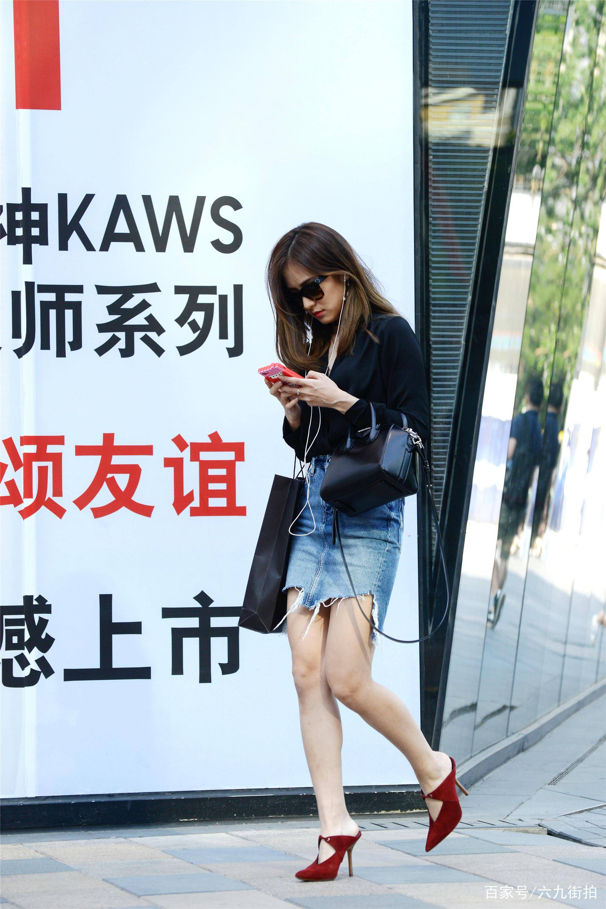 生活|穿高跟鞋的姑娘,裙子破了还不扔,穿出别样的时尚感