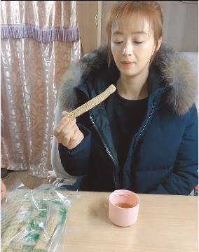 全无|蒋欣为减肥零食只闻不吃,面色苍白惹网友担心:瘦的都不像你了