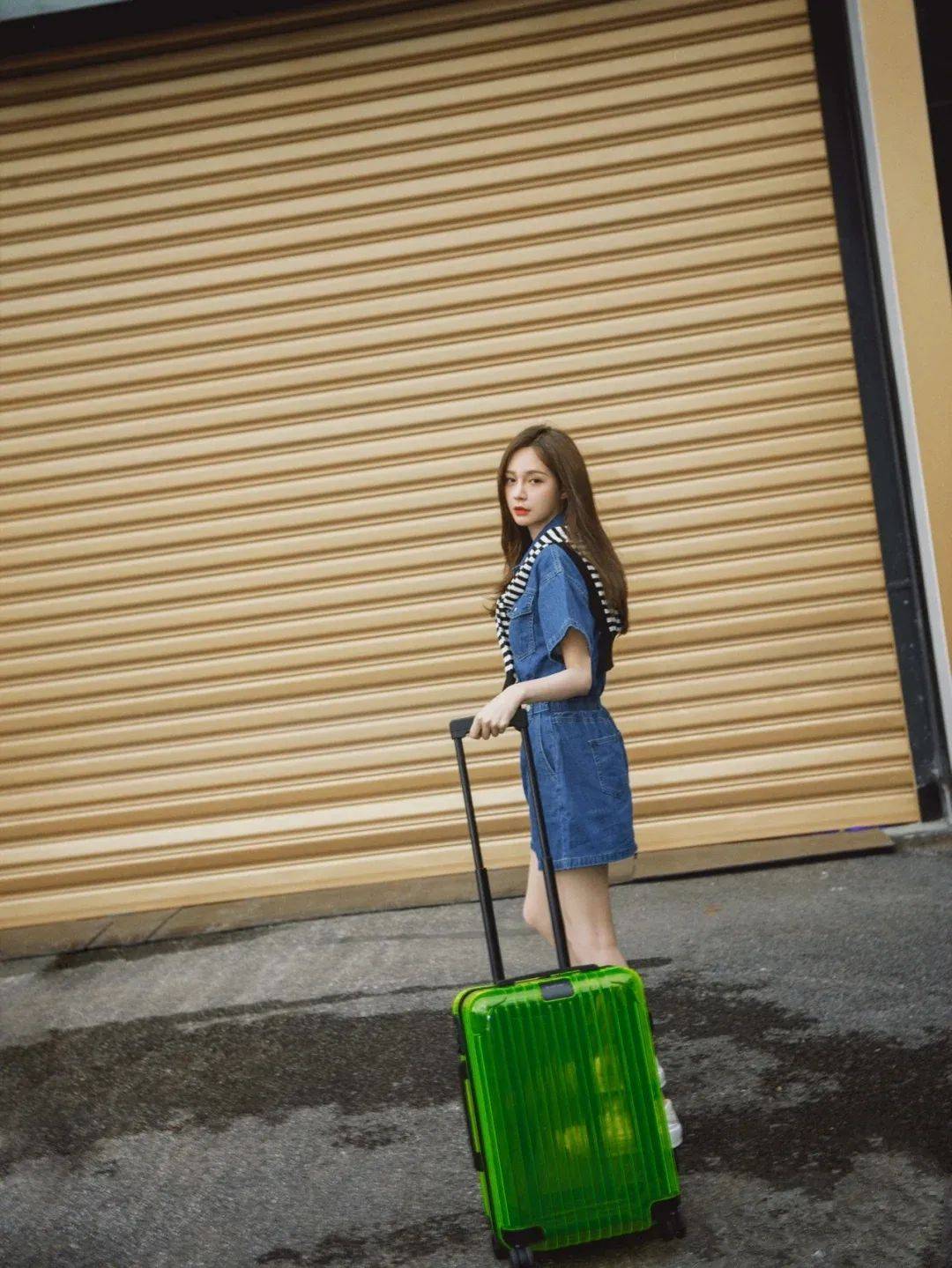 颜色|牛仔的连体装，沈梦辰搭配简约，白色加入清新，棒球帽带来青春