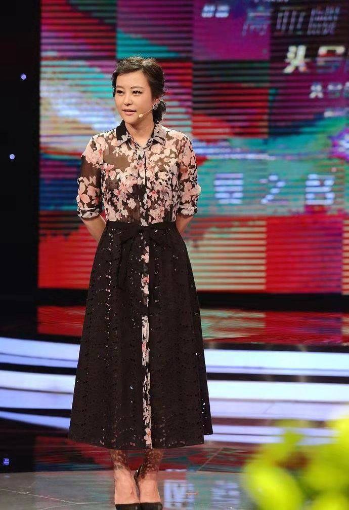 黑色|郝蕾：好有自信！微胖身材穿一身黑色紧身长裙，不过有些显小肚腩