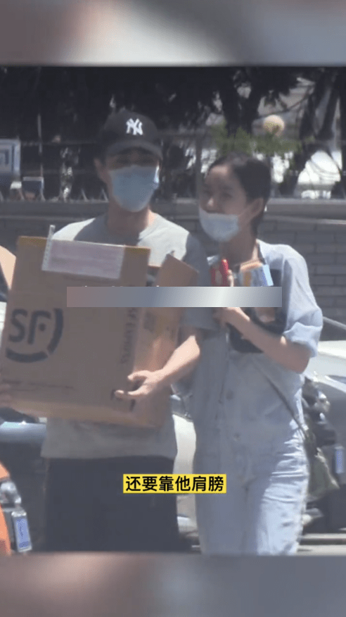 服装|别看王玉雯穿的挺温柔的，但挽着杨玏胳膊的样子，感觉大胆还主动