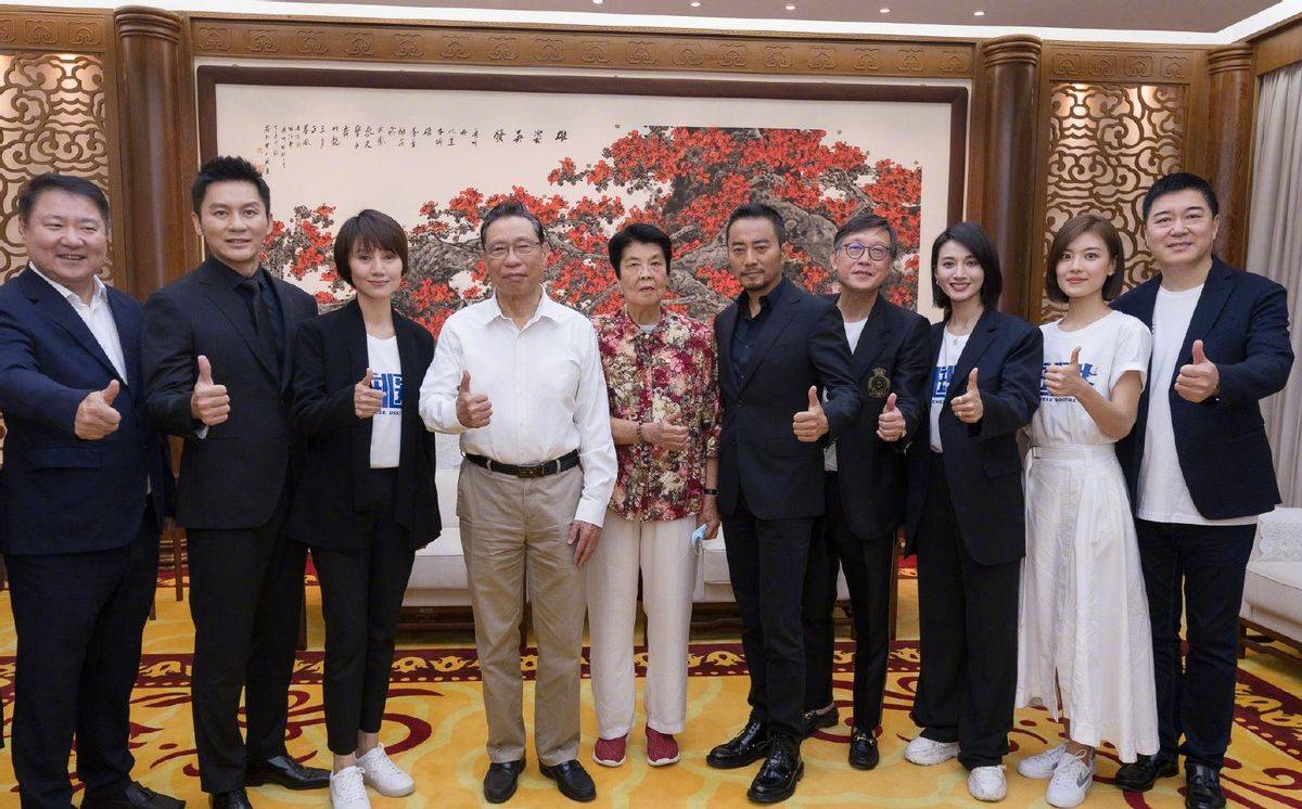 钟老|张涵予与钟南山夫妇合影，84岁钟老身材挺拔，袁泉在旁气质温婉