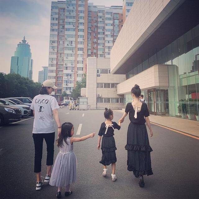 黑色|李小璐和甜馨又穿母女装，同款小黑裙扎丸子头美成姐妹，真不像38
