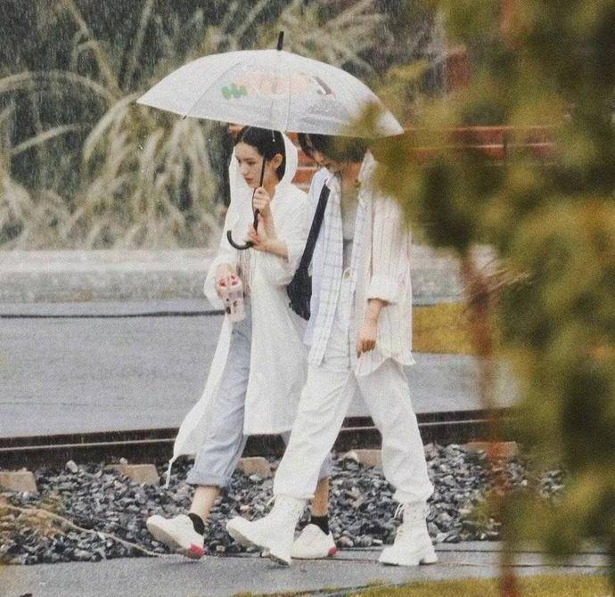 都能|黄晓明偶像包袱重,大热天穿厚底靴增高,意外暴露五五分身材