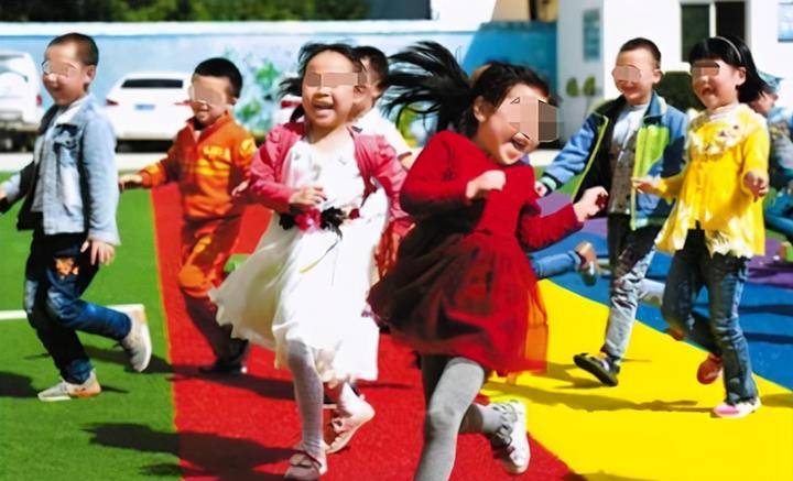 漂亮|女儿穿纱裙上幼儿园，宝妈感到自豪，幼师：少让孩子穿裙子上学