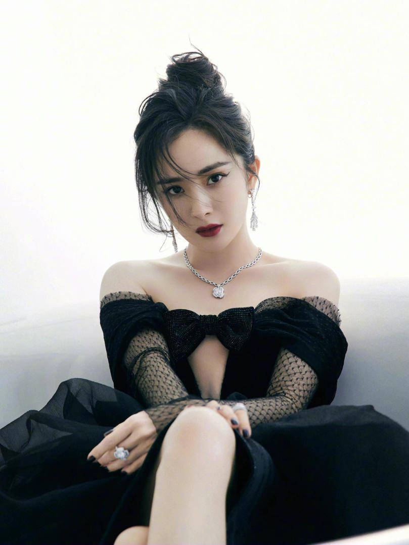 设计|杨幂真不像是一娃的妈，穿一袭黑色抹胸连衣裙，蚂蚁腰真抢镜