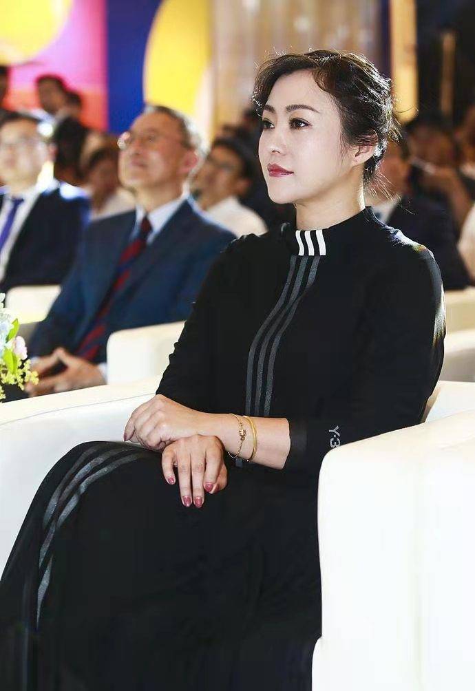 黑色|郝蕾：好有自信！微胖身材穿一身黑色紧身长裙，不过有些显小肚腩