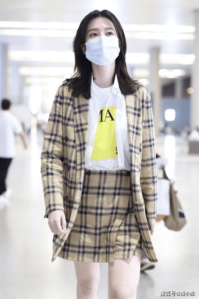 设计|“乔欣”越来越会搭配，格纹套裙叠穿白衬衫+T恤真时髦，气场开挂