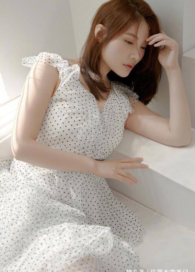 曲线|徐冬冬的大号括号臀太惊艳，穿波点长裙，大秀腰臀比