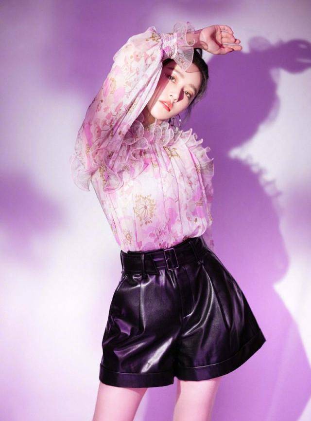 设计|阚清子身材好正,黑色紧身包臀裙秀出S身段,开叉秀出长腿更撩人