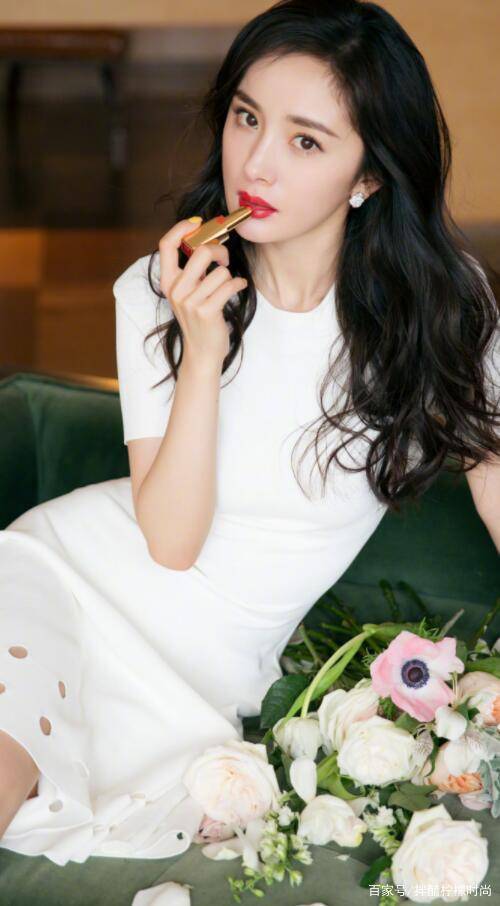 黑色|杨幂真的好瘦,穿白色连衣裙轻松凹出“A4腰”,美的惊艳