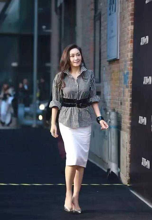 鱼尾|孟广美已是大婶的年纪，衬衫配包臀裙身材挺拔，真让小花们自卑