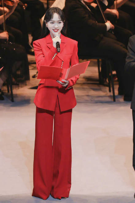 时间|唐嫣现身彩排图,穿宽松裙踩平底鞋被猜测怀二胎,素颜美出新高度