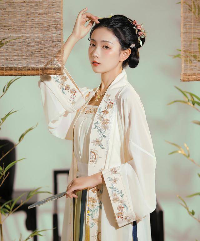 旋裙|宋朝人的时尚又被模仿？包臀裙+吊带衫+短外套，汉服也能变职场装