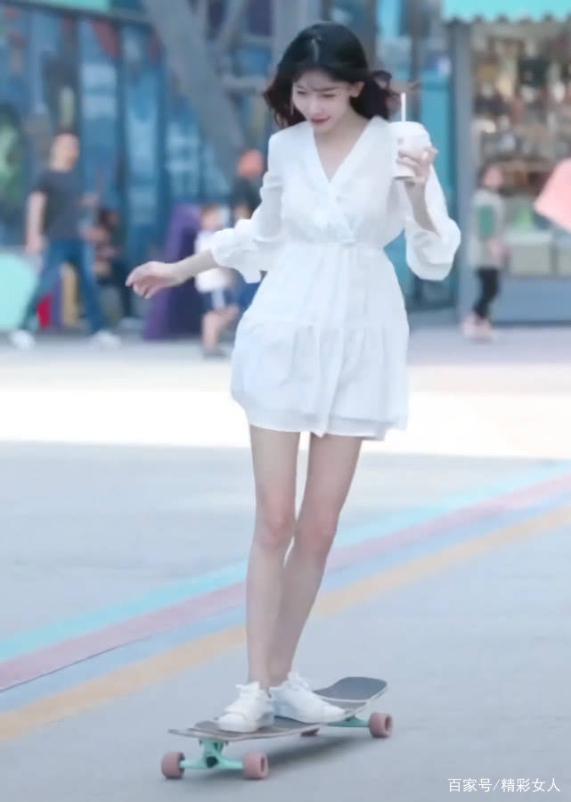 身材|据说穿着白裙子滑滑板的女孩，更容易让男孩子心动，就像她一样