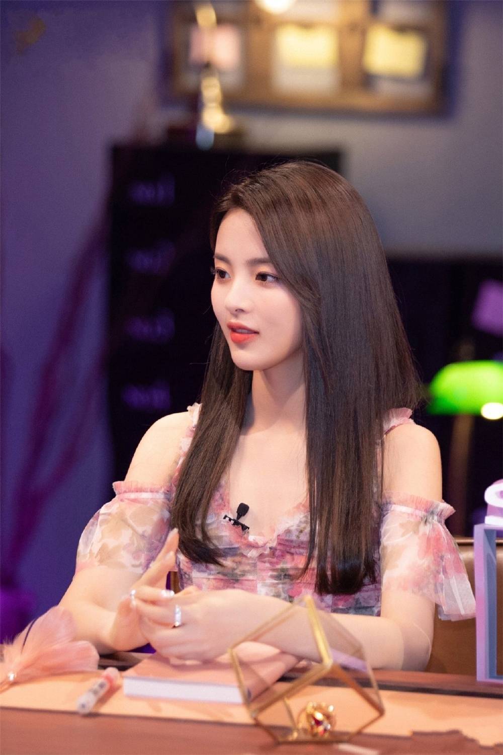 超越|杨超越终于开窍了，穿粉色碎花裙甜成“小公主”，搭对衣服美多了