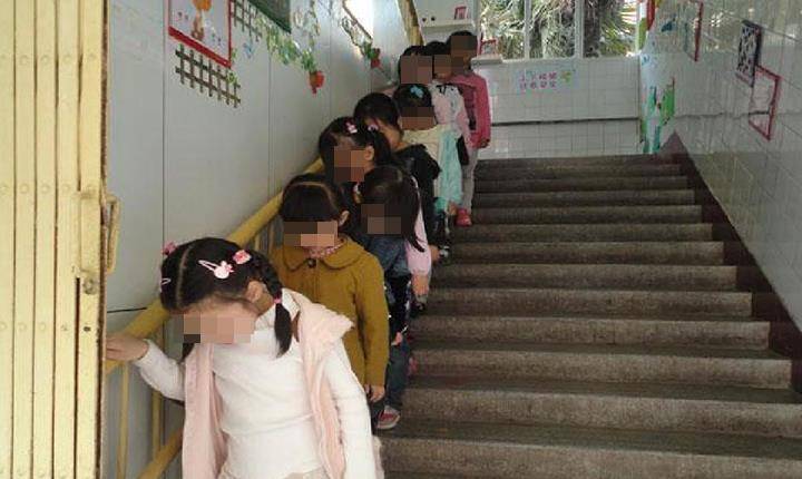 漂亮|女儿穿纱裙上幼儿园，宝妈感到自豪，幼师：少让孩子穿裙子上学