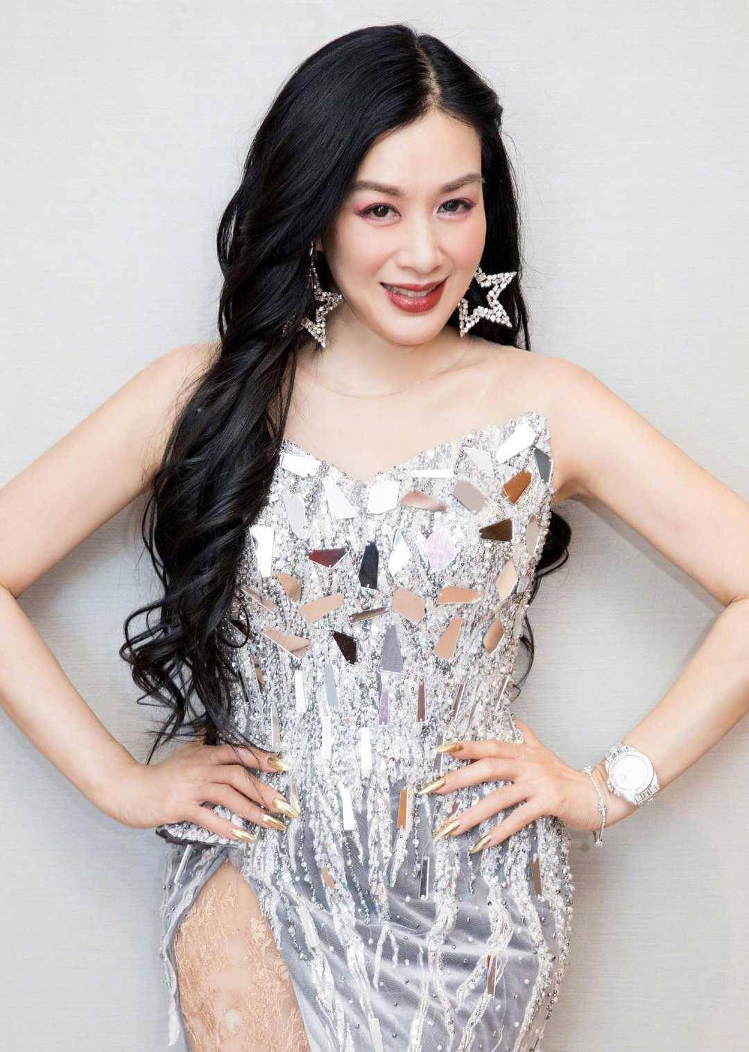 傲人|钟丽缇真会穿，蓝色包臀裙配黑色皮裤大秀“傲人身材”，高调洋气