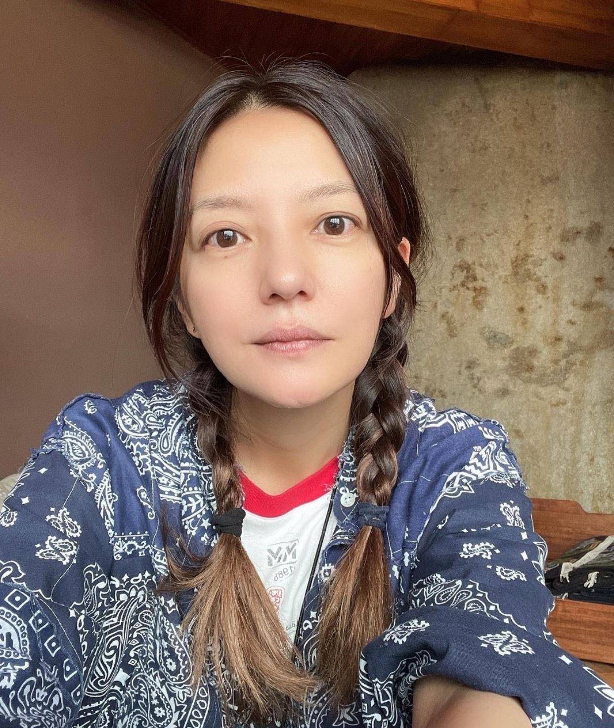 民族|赵薇无惧素颜罕自拍，穿民族风长袖扎马尾，皮肤细腻天然卧蚕好美