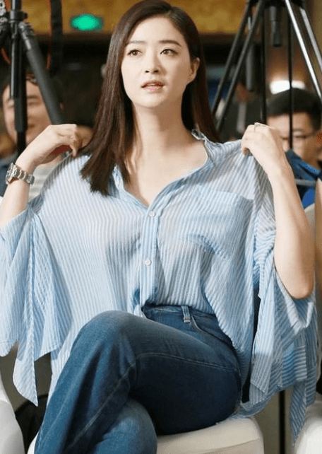条纹|蒋欣瘦了真敢穿！穿衬衫下摆缝“荷叶边”，“豆腐腿”美成焦点