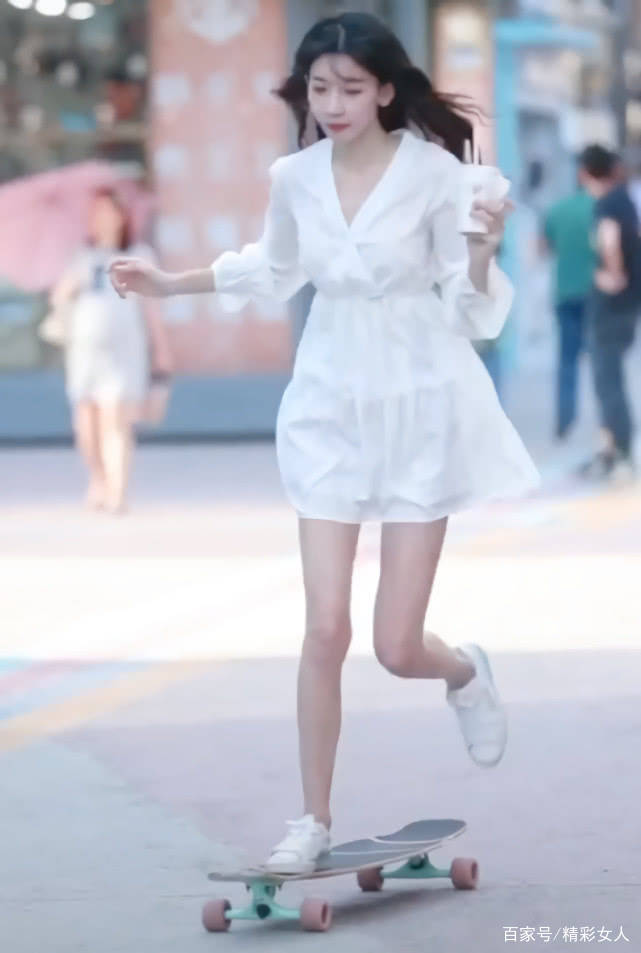 身材|据说穿着白裙子滑滑板的女孩，更容易让男孩子心动，就像她一样