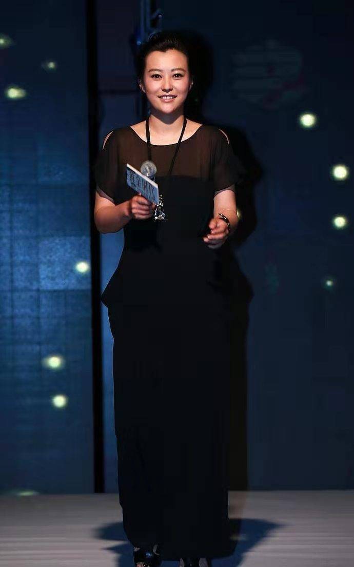 黑色|郝蕾：好有自信！微胖身材穿一身黑色紧身长裙，不过有些显小肚腩