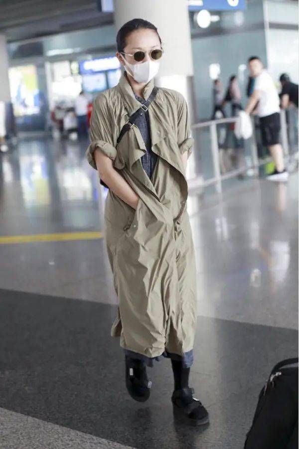 千金|陈慧琳不愧是“富家千金”,穿蓝色风衣配液体靴,高级又洋气