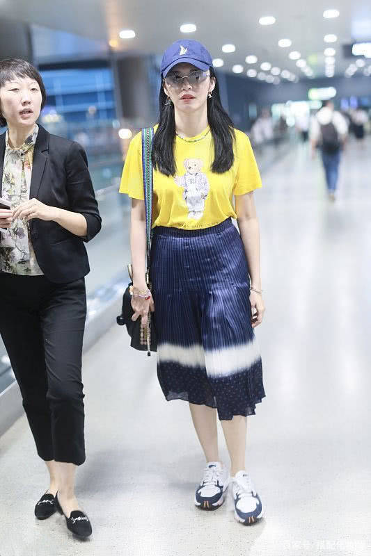 耳坠|姚晨这么会穿怎会显老，卡通款短袖搭半身裙，还是很有少女气息！