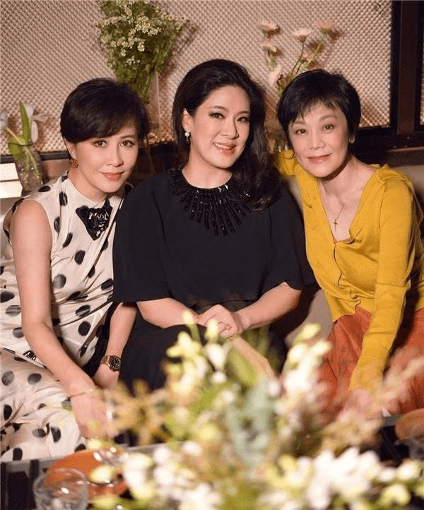 短发|张艾嘉同框刘嘉玲,黄衣配短发老得优雅,这才是奶奶辈该有的样子