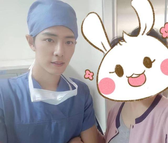 因为|肖战晒私下和女生合影!穿手术服太帅气,主动让挽胳膊好暖心
