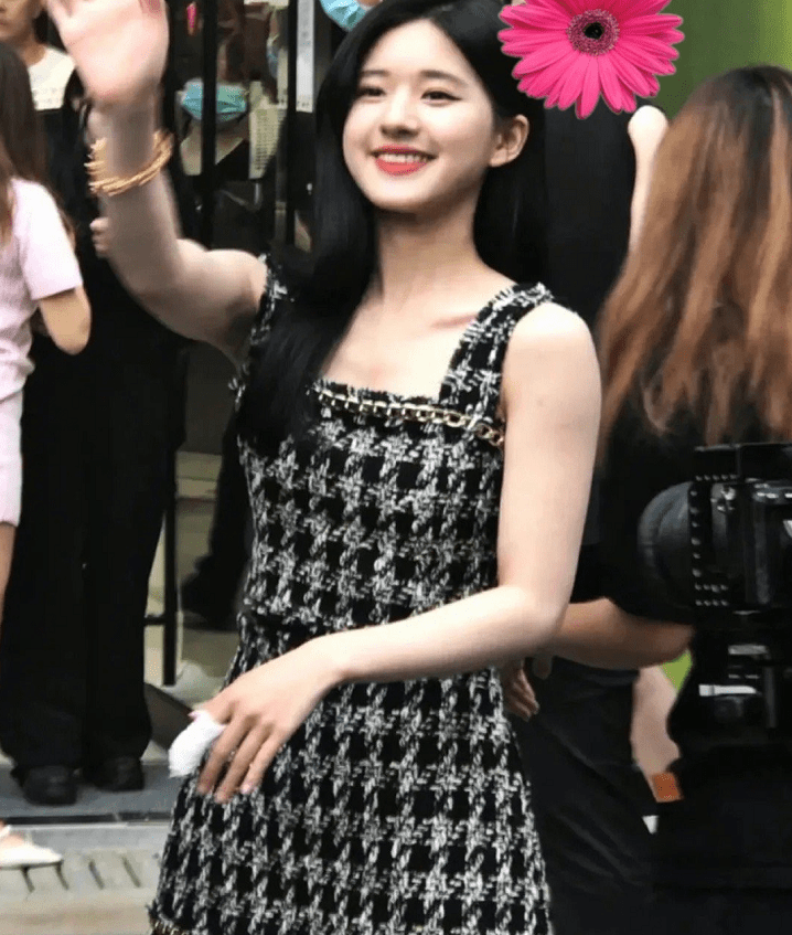 形象|赵露思三里屯生图造型很有优势,人群中真是好小一只,太可爱了