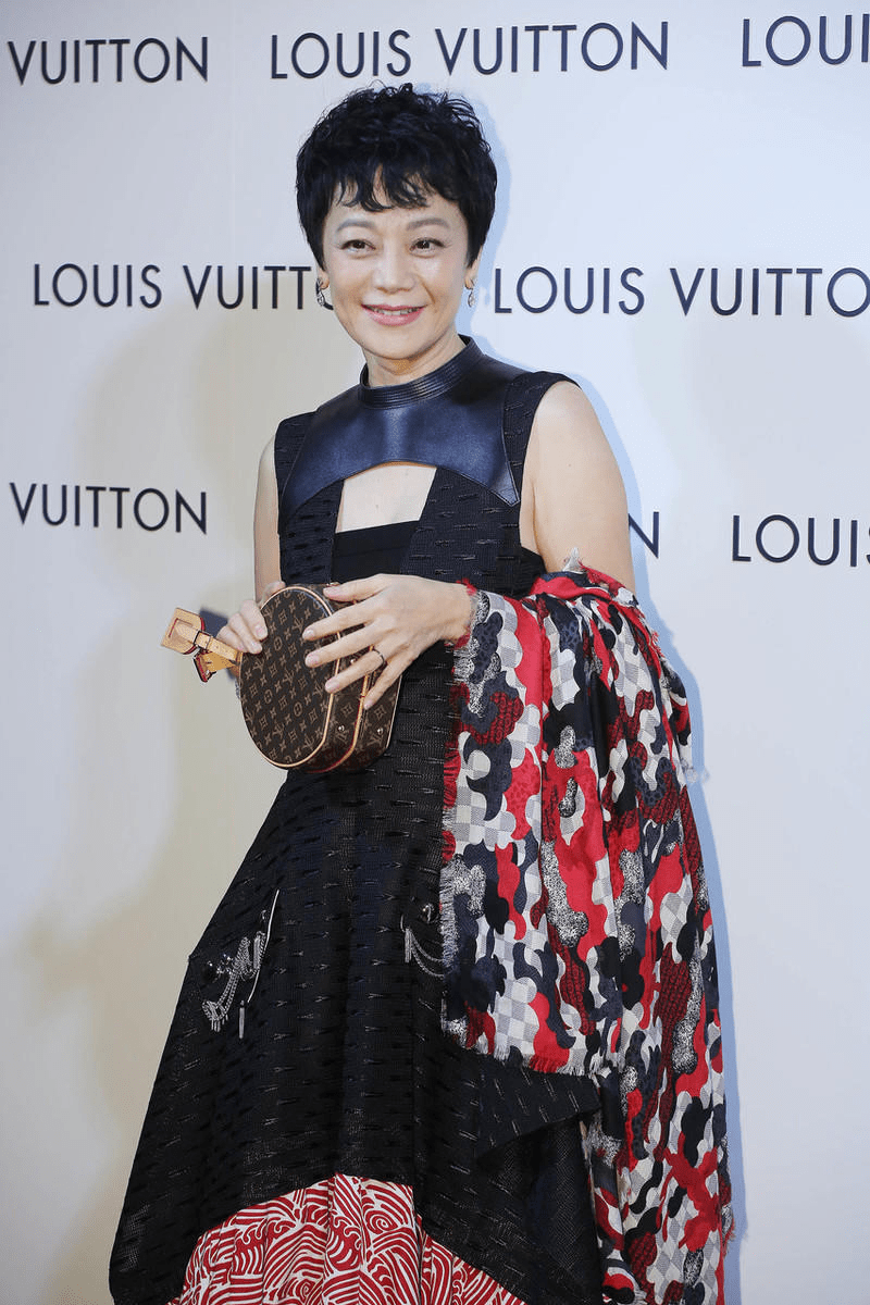 短发|张艾嘉同框刘嘉玲,黄衣配短发老得优雅,这才是奶奶辈该有的样子