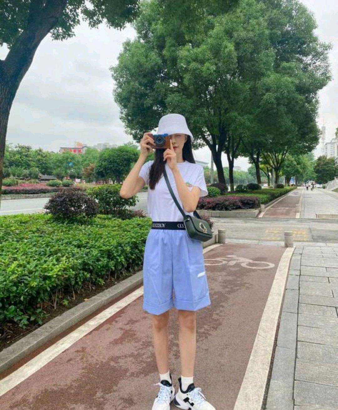 短裙|短裙“失宠”了,今年夏天流行百慕大短裤,郑爽万茜穿上也太A了