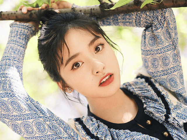 身材苗条|继杨超越后，她再次把7000的裙子穿出廉价感，网友：求求你P图吧