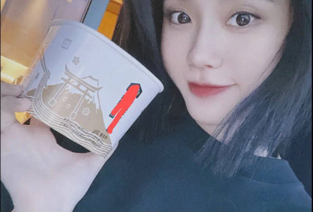 长发|奚梦瑶晒孕期近照，剪了短发脸颊较圆润，晚餐吃速食凉面胃口很好