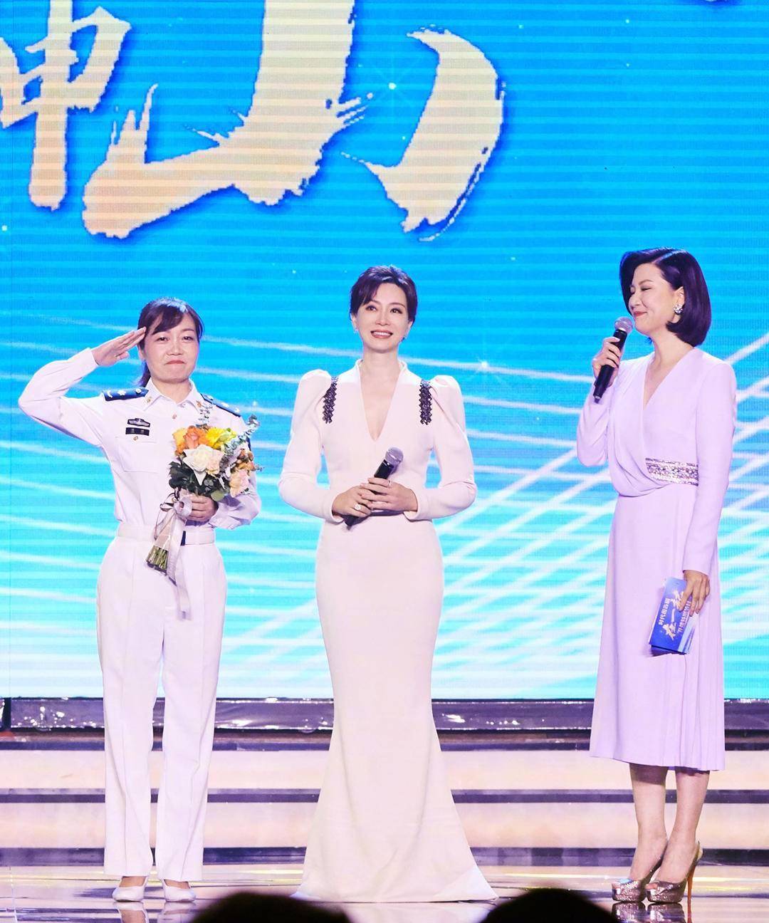 设计|陈数新造型太惊艳,穿包臀裙显出“花瓶身材”,曲线尽显女人味