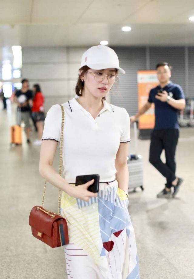 颜色|刘诗诗少女感太强了，短款POLO衫精致可爱，配半裙温柔迷人