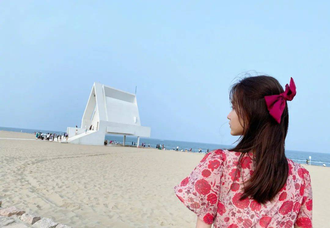 对比|纪姿含的印花连衣裙，粉色做底，红色图案装饰，娇俏又亮眼