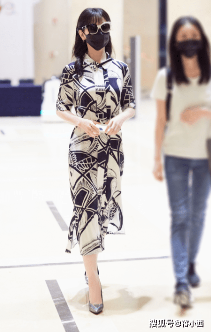 身材|赵雅芝真是“时髦奶奶”,穿牛仔外套配马丁靴亮相,比年轻人还潮