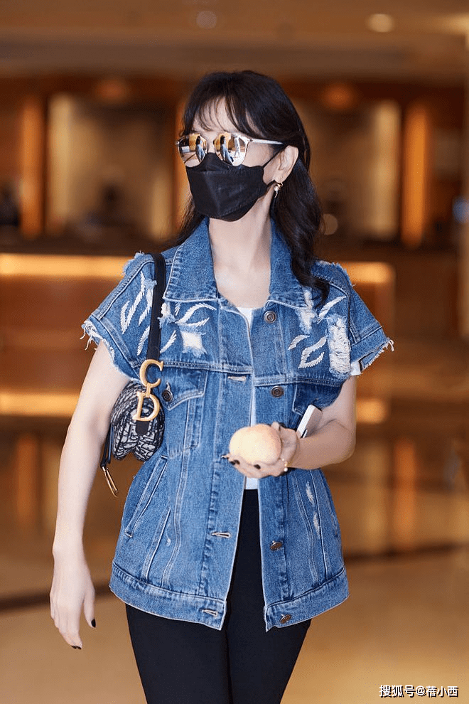 身材|赵雅芝真是“时髦奶奶”,穿牛仔外套配马丁靴亮相,比年轻人还潮