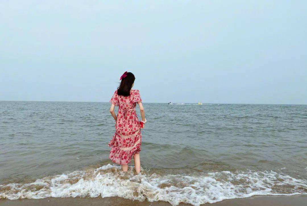 对比|纪姿含的印花连衣裙，粉色做底，红色图案装饰，娇俏又亮眼