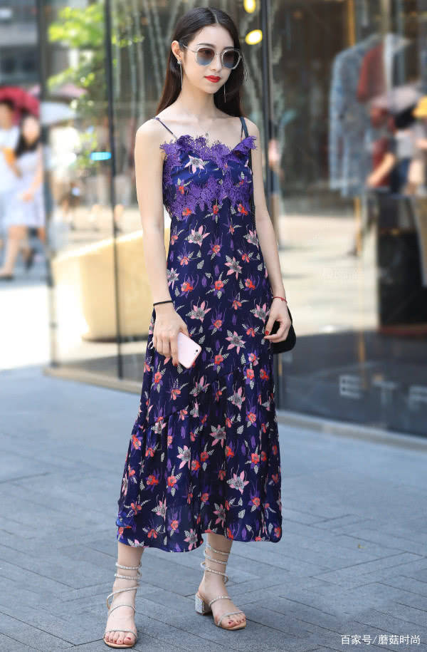 都说|都说紫色是最难驾驭的,但看了她的“天花乱坠裙”,我也敢穿了!