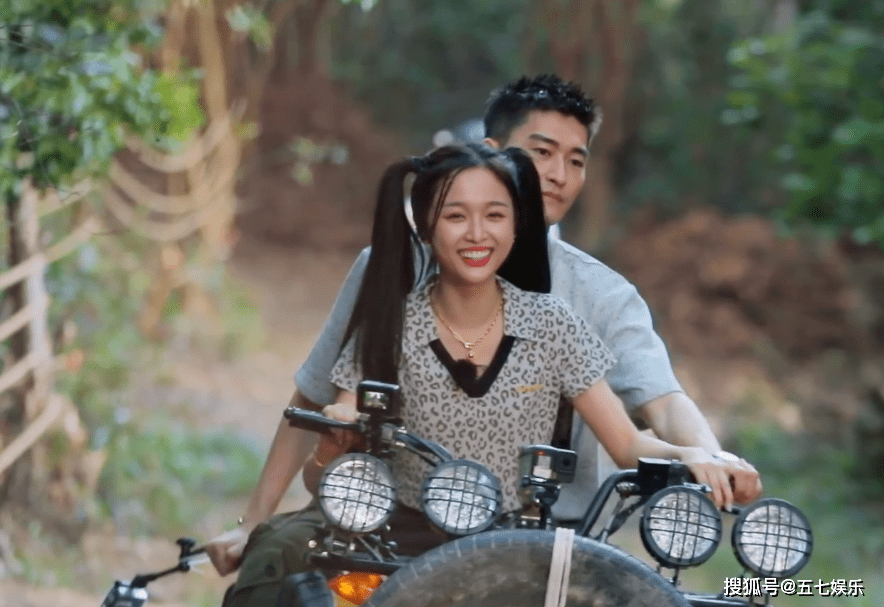 原创绅士不是装的张翰和吴宣仪开越野车翰哥双手放的位置引热议